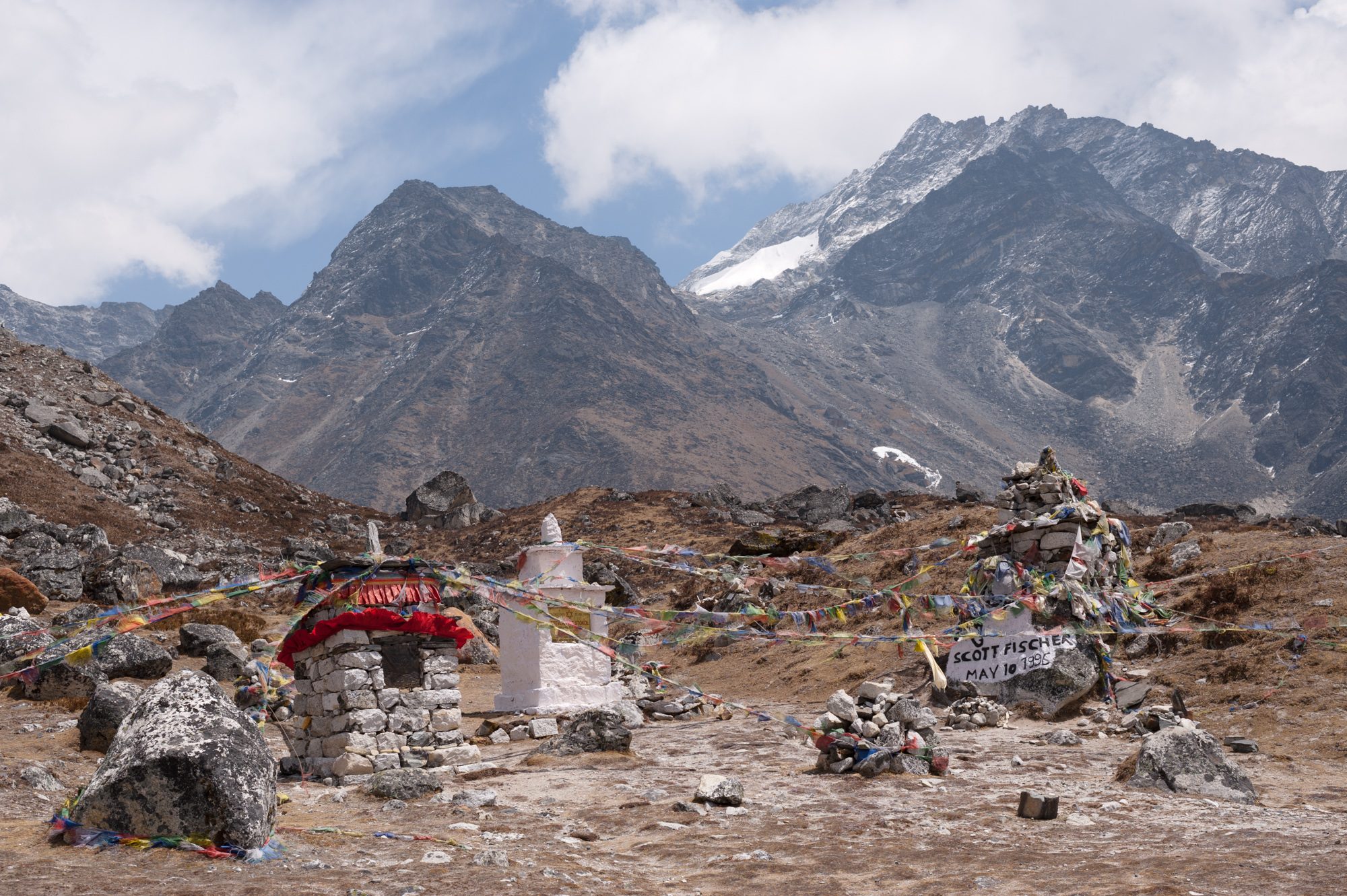 Memorials, above Thuklha