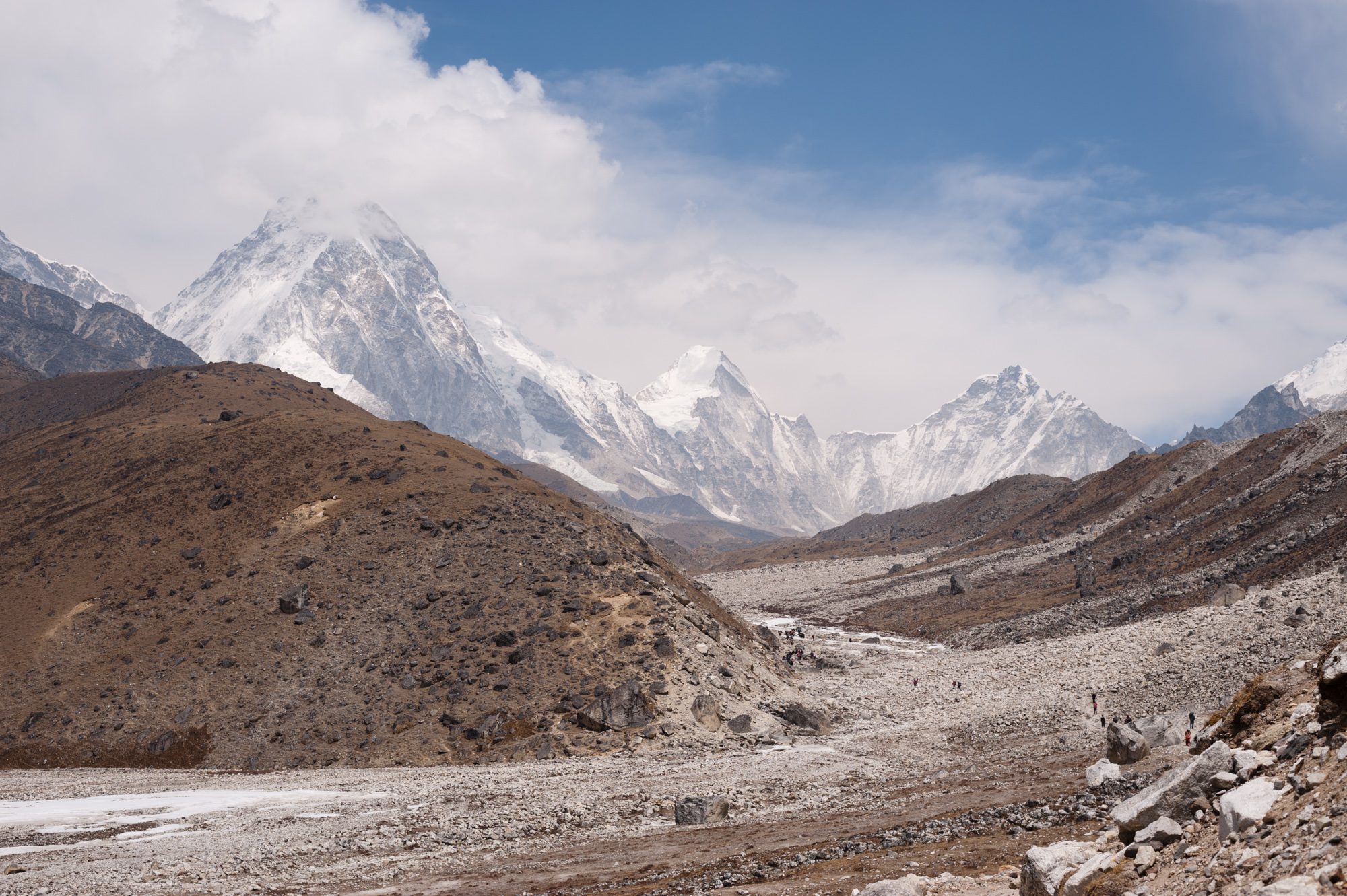 Between Thuklha and Lobuche