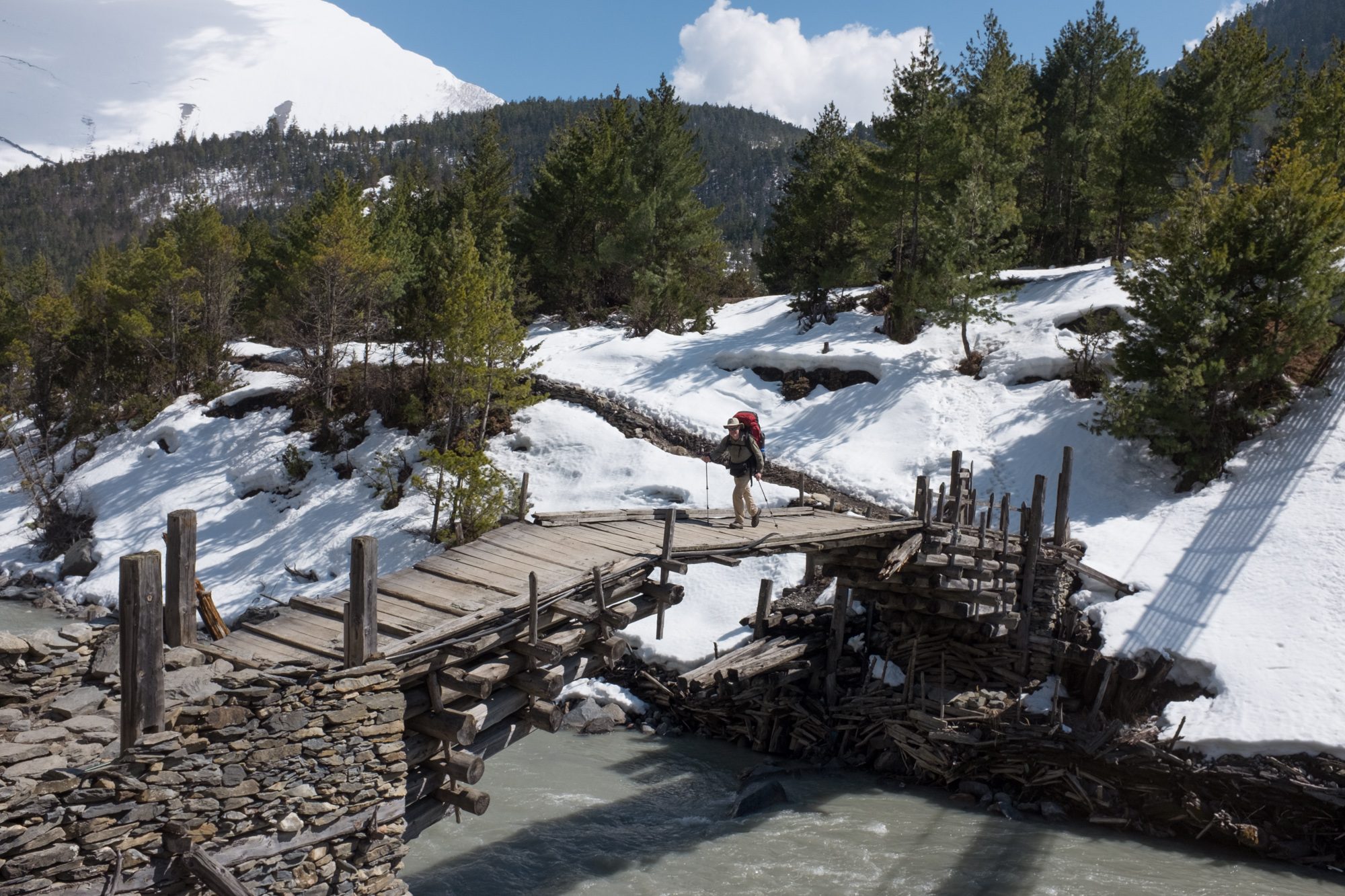 Between Dhikur Pokhari and Upper Pisang